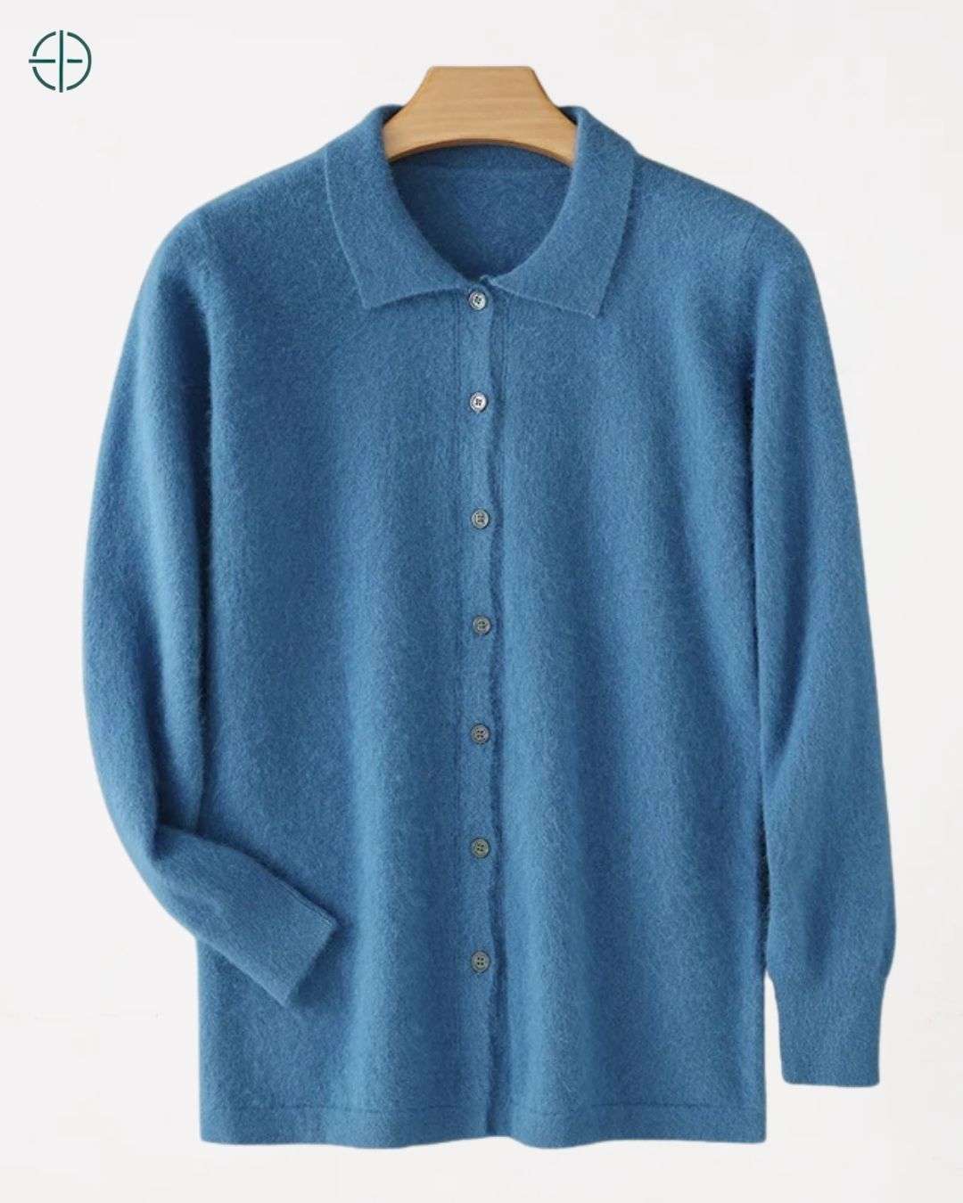 A profundidade da cor sobre a superfície luxuosa da caxemira da camisa.

