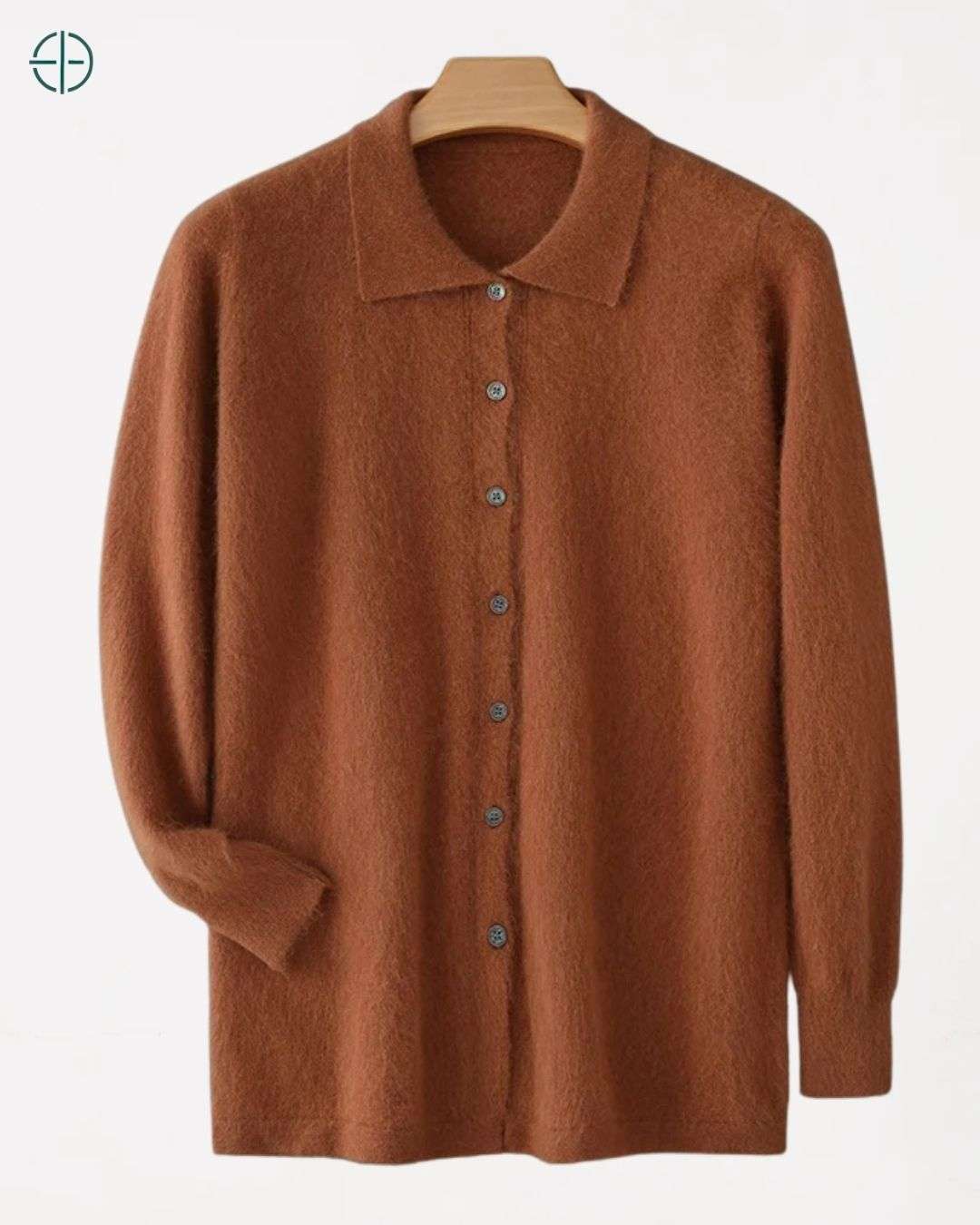 Camisa de caxemira pendurada em um cabide, com foco total na peça.

