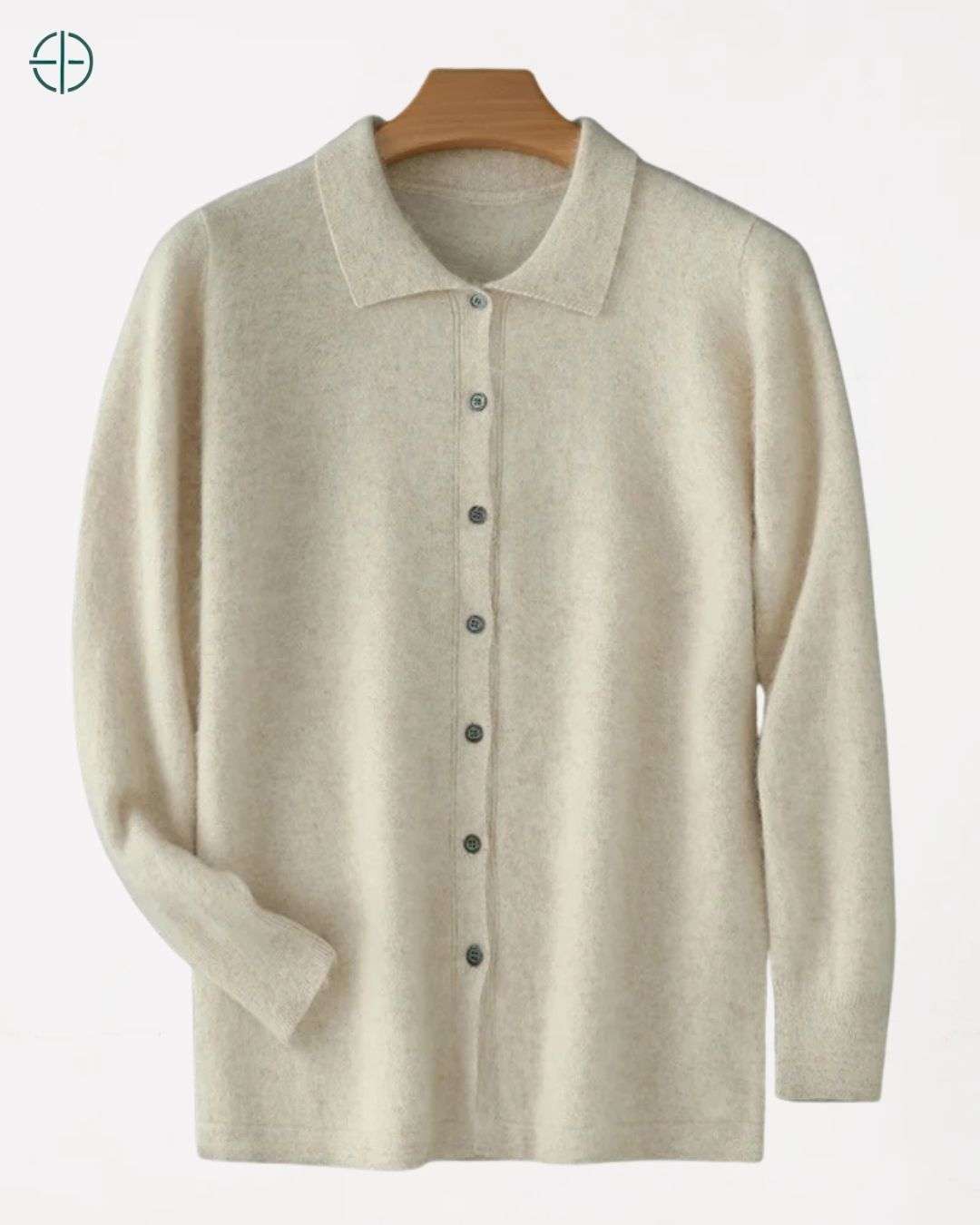 A leveza e a fluidez do tecido de caxemira da camisa em uma imagem.

