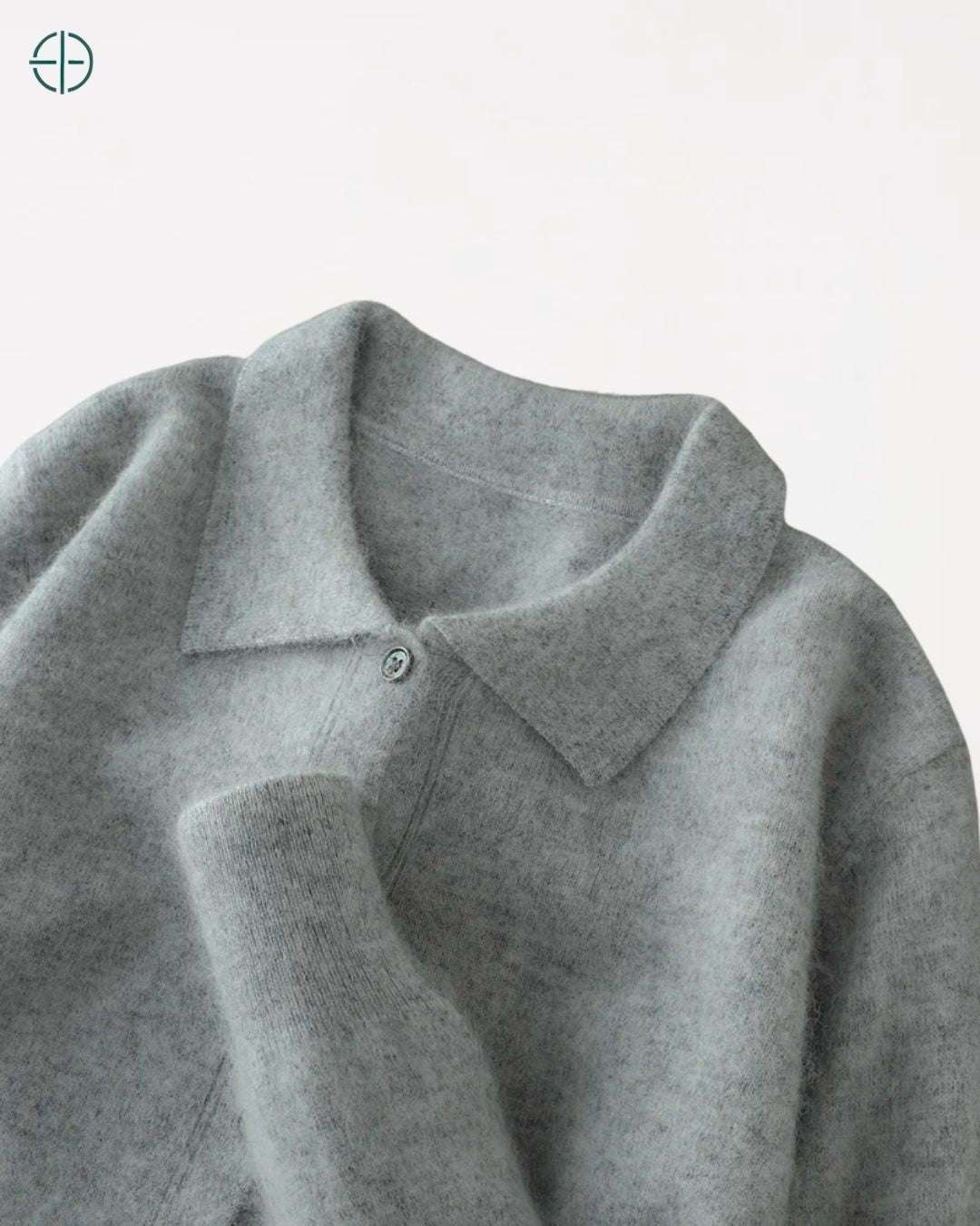 Detalhe do punho abotoado da camisa de caxemira, com acabamento refinado.

