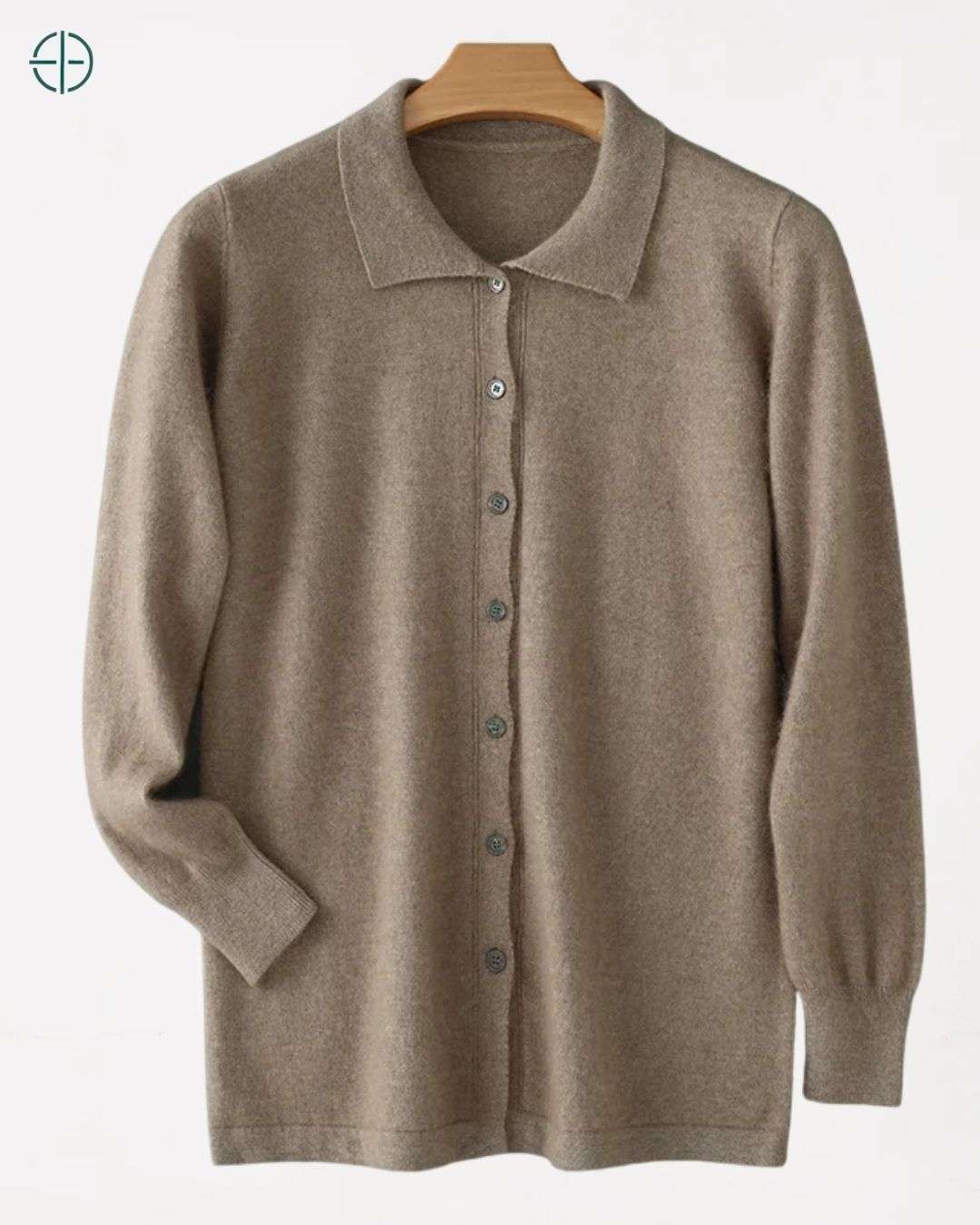 A suavidade da caxemira em um close-up da textura do tecido da camisa.

