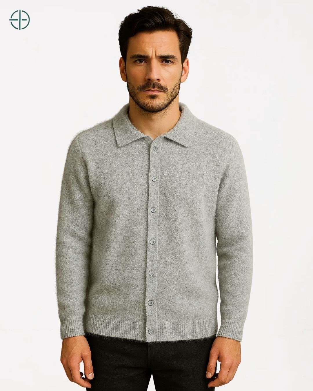 Caimento da caxemira na parte traseira da camisa, mostrando sua fluidez.

