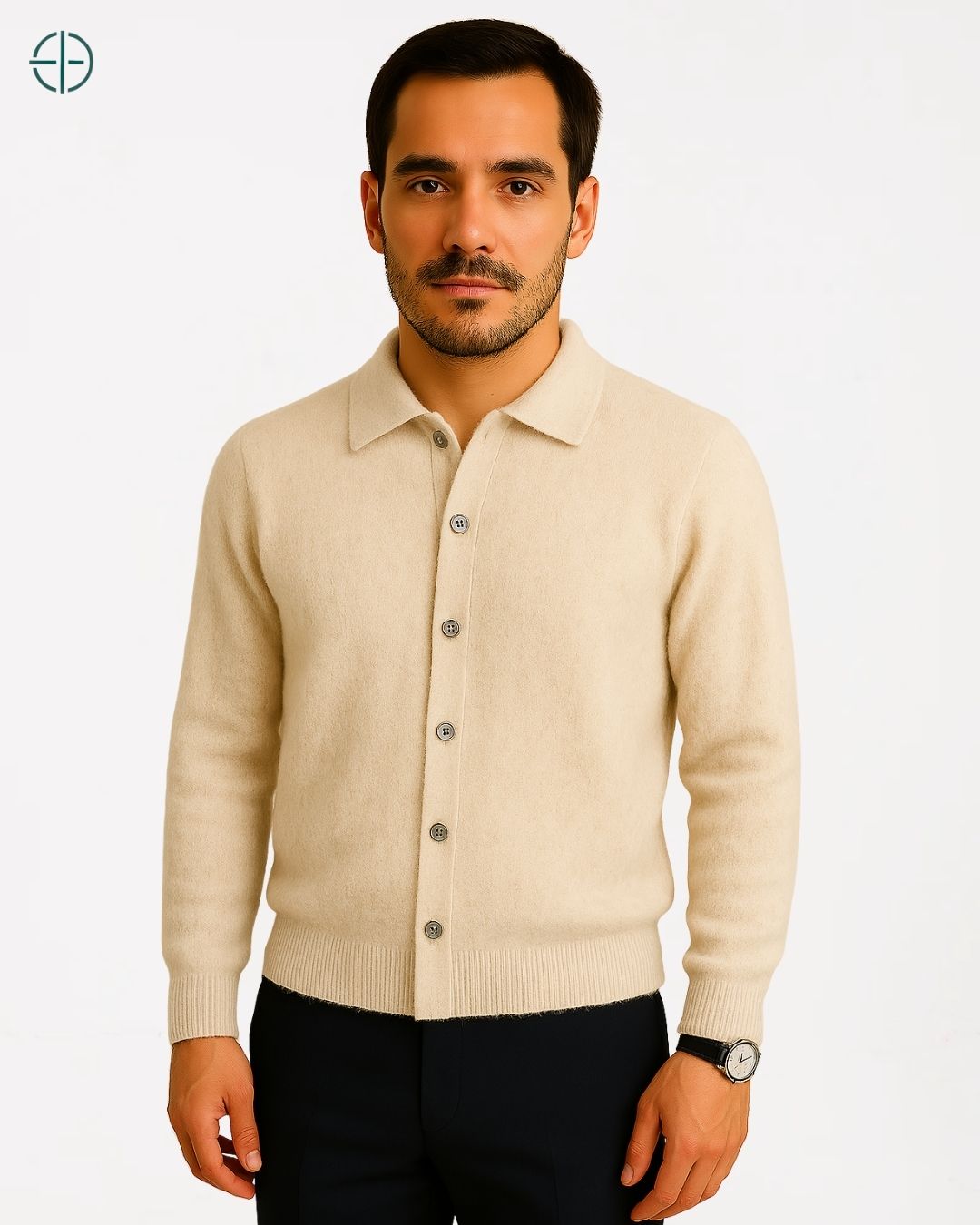 A camisa de caxemira dobrada de forma impecável, ideal para viagens.


