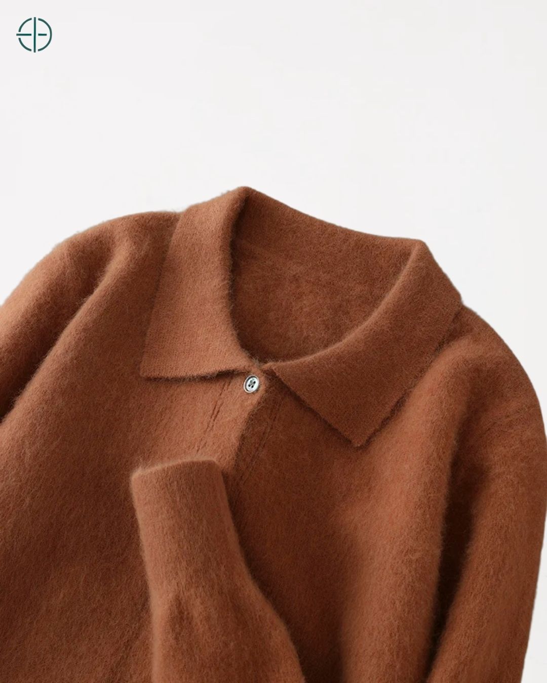 Detalhe da manga longa da camisa, mostrando o fluxo elegante da caxemira.

