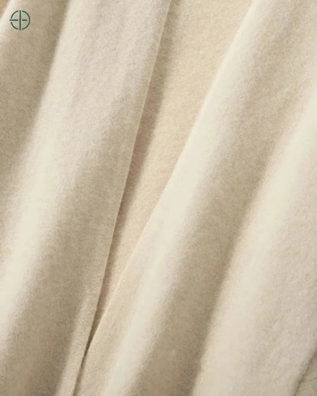 cardigan dobrado destacando a textura leve da caxemira

