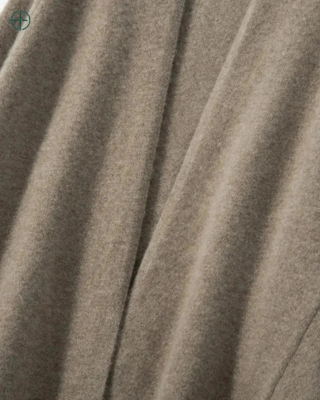 cardigan pendurado em closet organizado e clean

