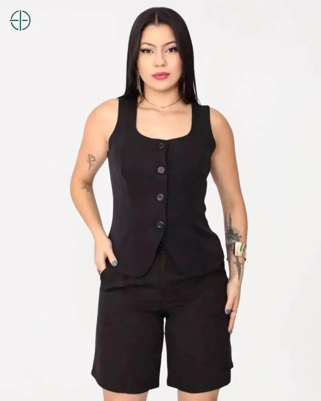 colete feminino de alfaiataria com gola quadrada

