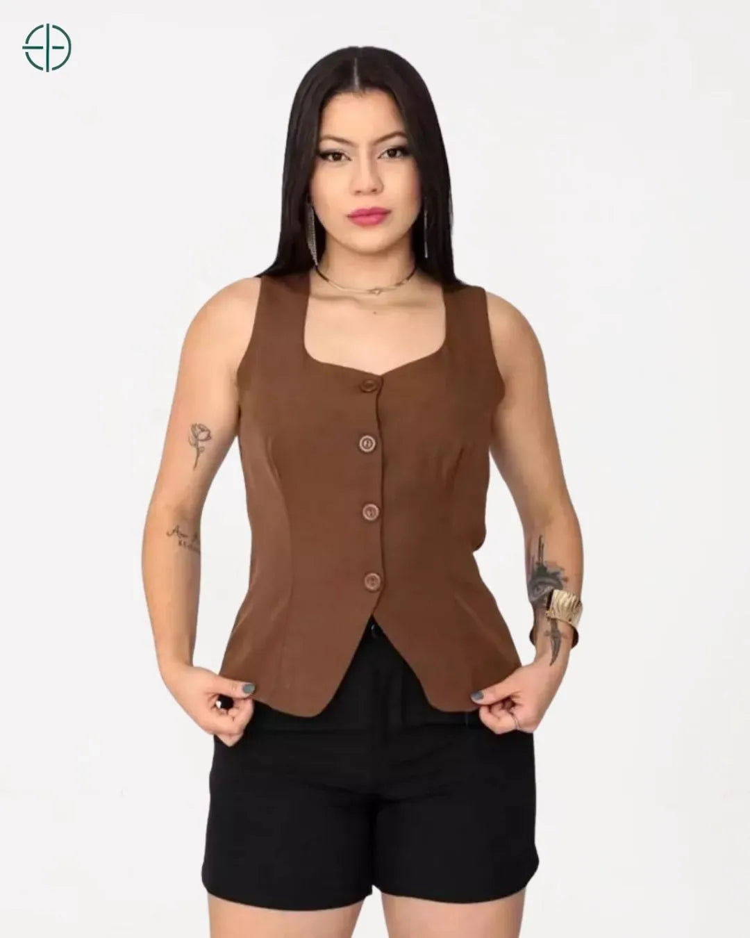 modelo usando colete feminino com alça larga
