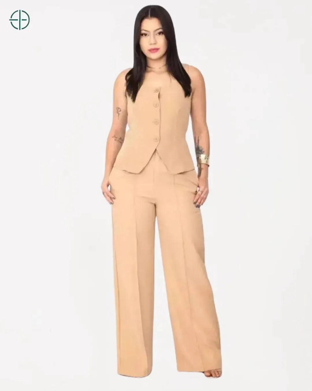 visual moderno com colete feminino estruturado
