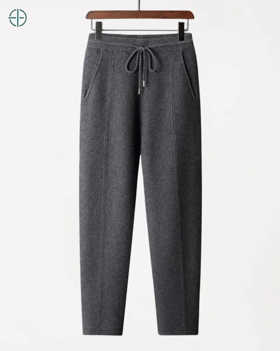 Look de inverno completo com a calça de caxemira masculina bege combinada com bota e casaco.

