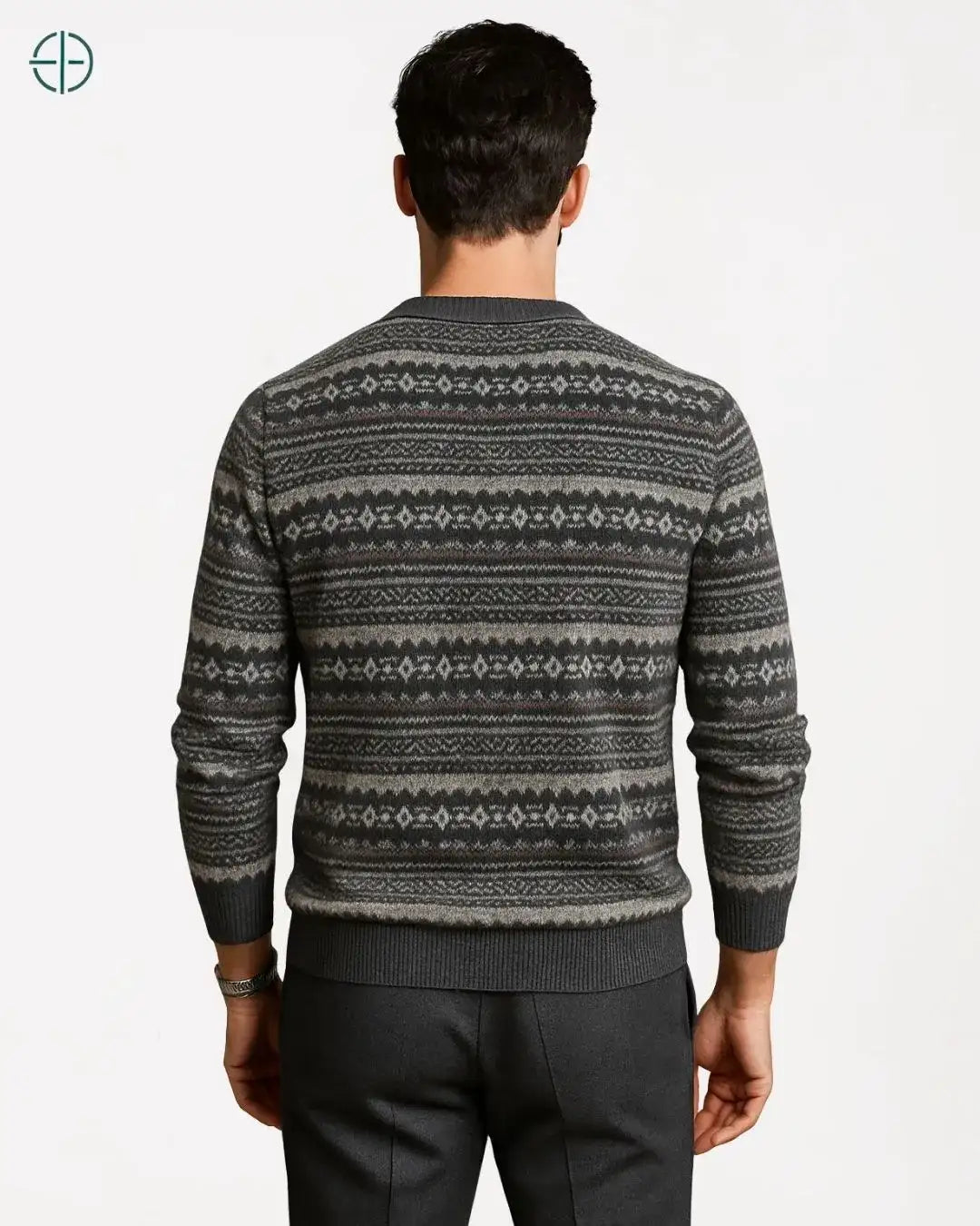 Perfil do pulôver vintage, destacando suas proporções clássicas em caxemira.

