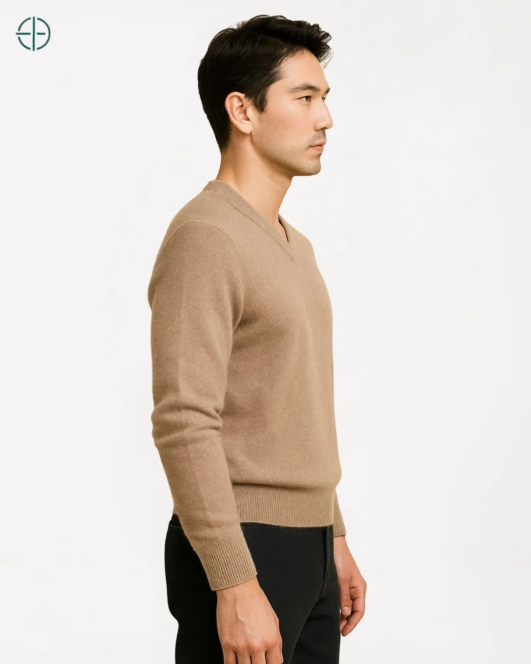 Look masculino refinado com calça de alfaiataria e pulôver 100% caxemira em estilo old money

