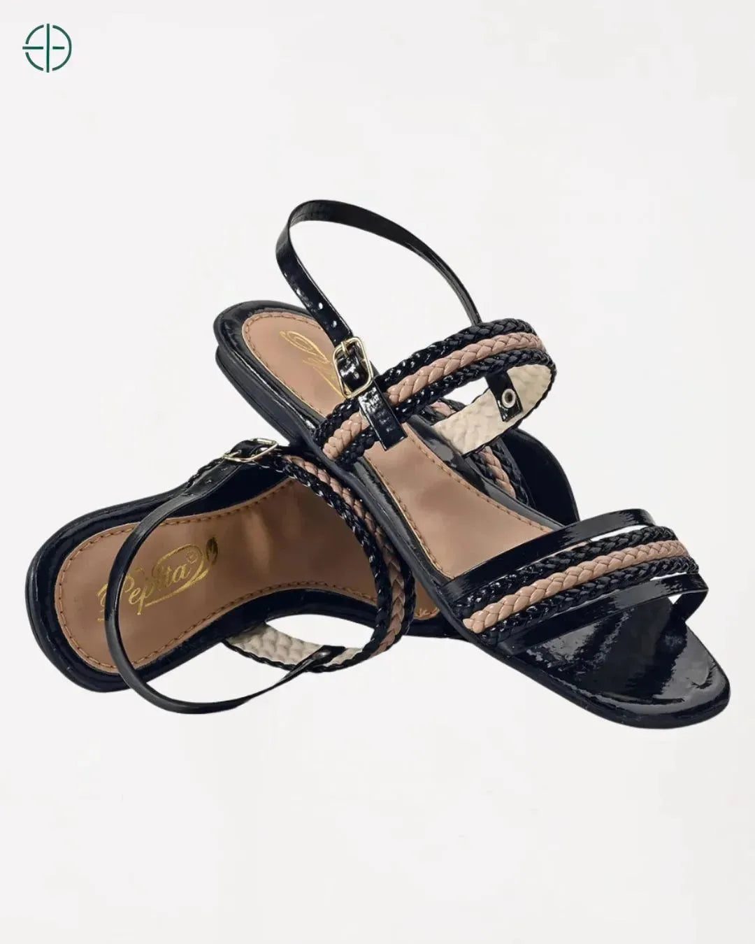 Sandália rasteira feminina disponível em cores sofisticadas como dourado e prata.