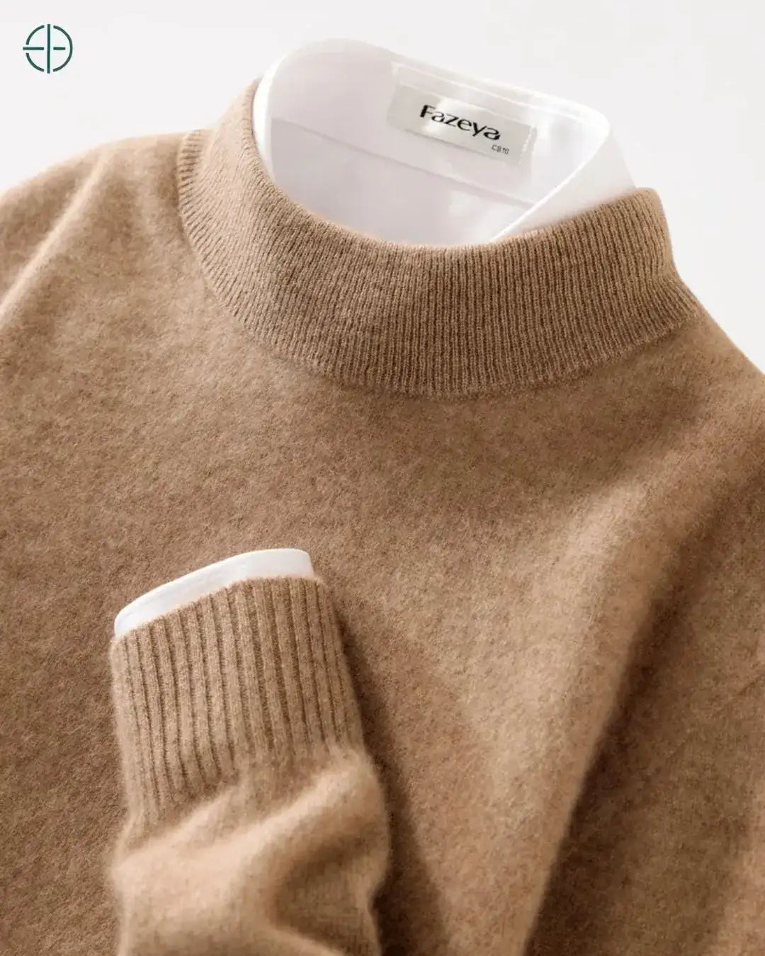 Malha de caxemira sendo sutilmente esticada para provar sua elasticidade.

