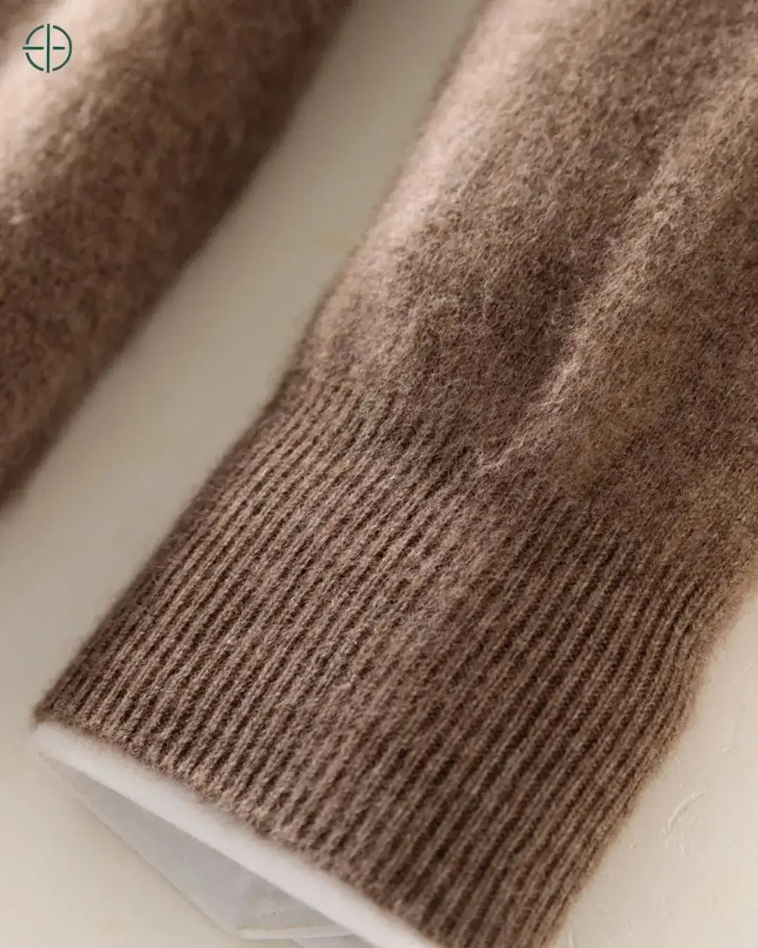 Etiqueta interna confirmando a composição nobre de 100% caxemira.

