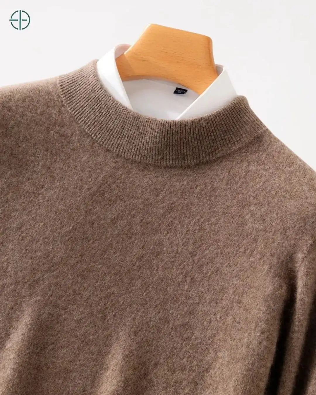 A cor profunda e uniforme sobre a superfície luxuosa da caxemira.

