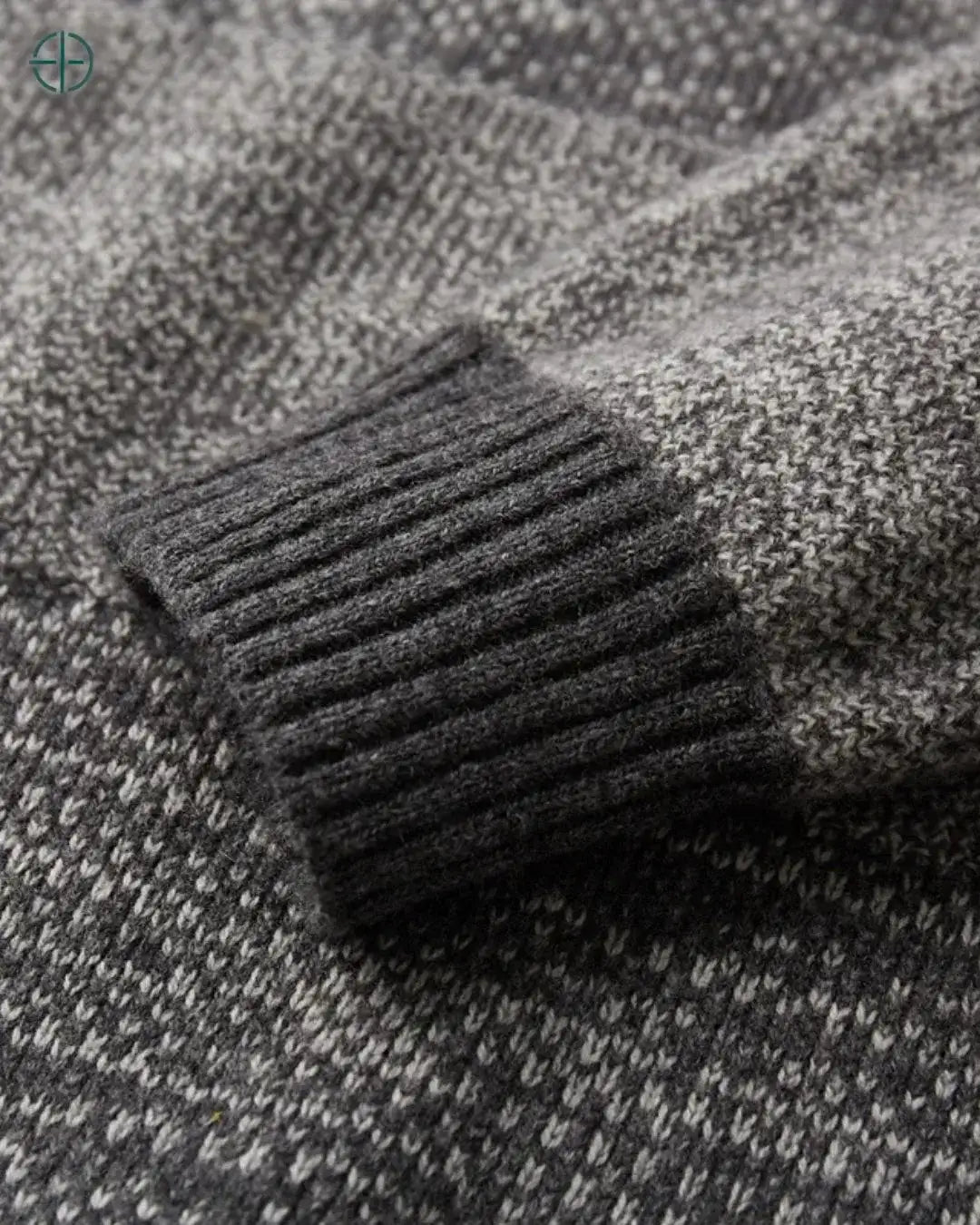 Alinhamento preciso do padrão Jacquard na costura do ombro.

