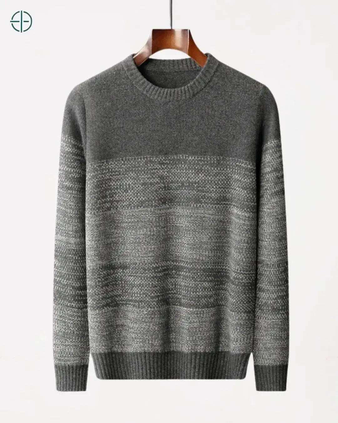 Vista frontal do suéter, exibindo a complexidade da padronagem Jacquard em caxemira.

