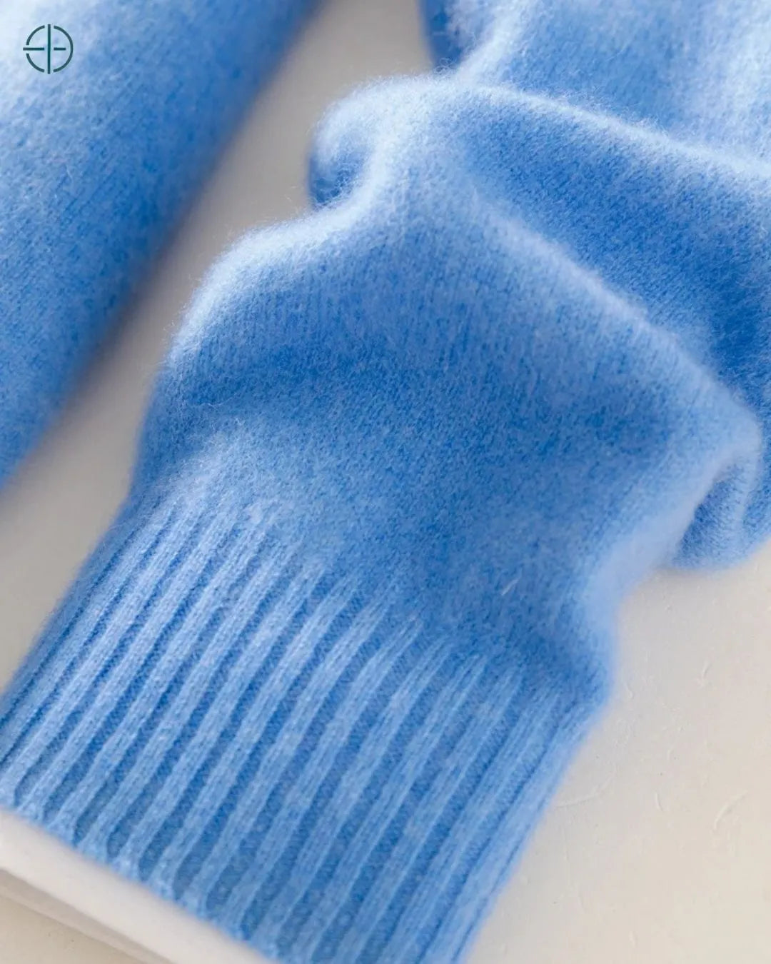 Suéter de caxemira isolado em fundo branco para análise detalhada do produto.

