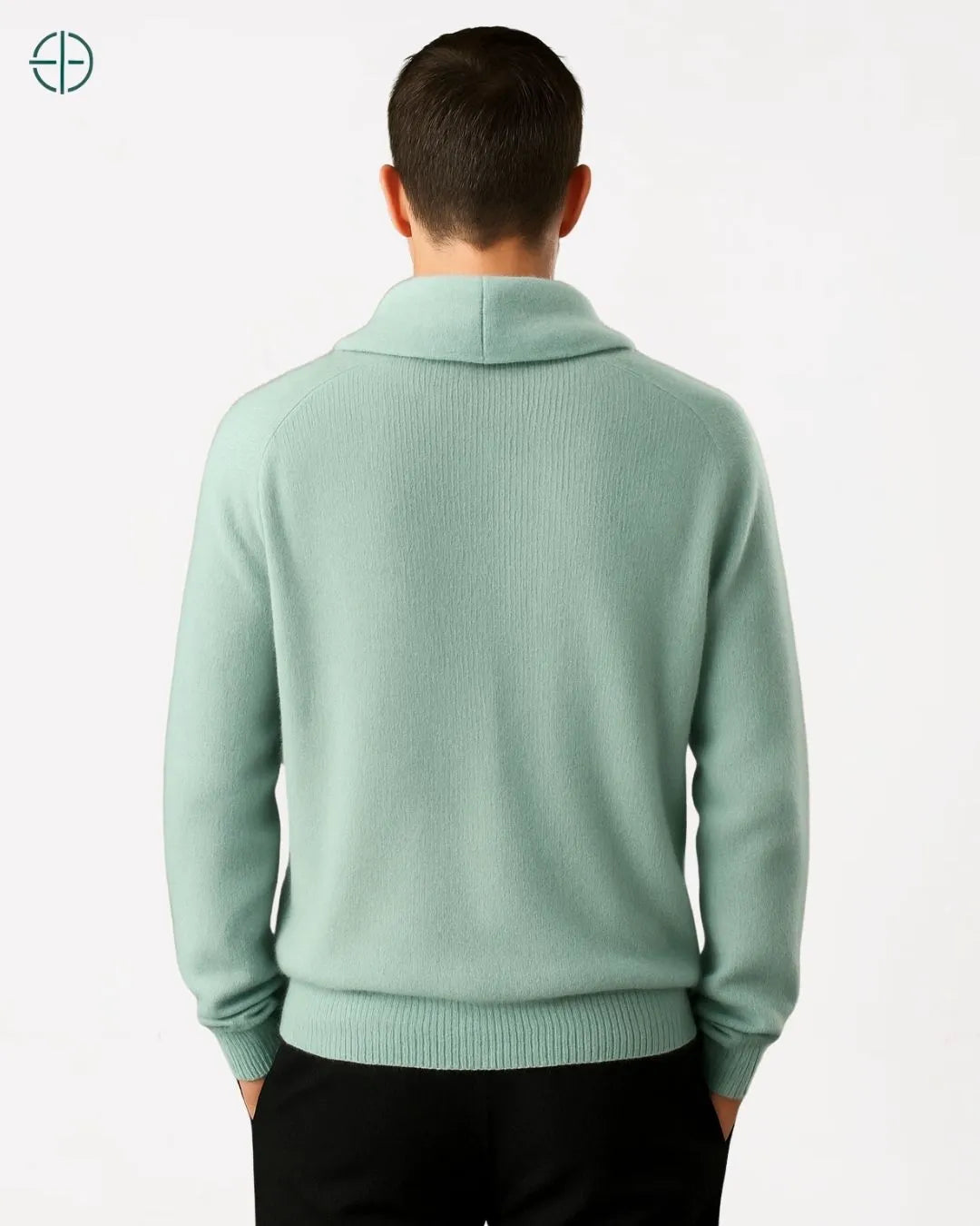 Peça dobrada sobre mesa de madeira escura com luz natural