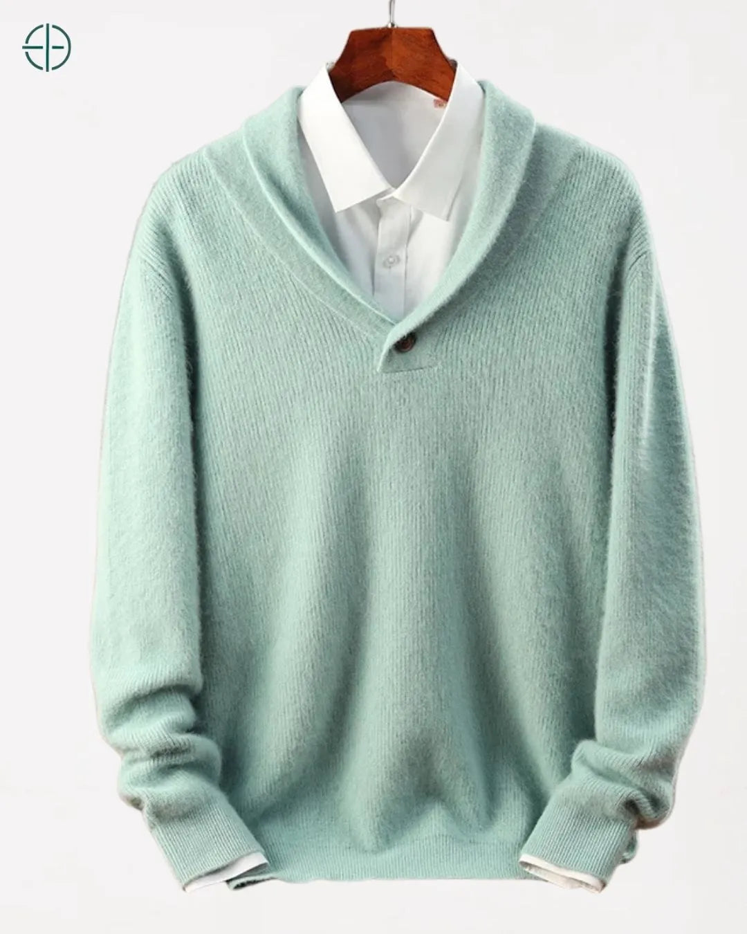 Homem sentado em poltrona de couro usando suéter de caxemira