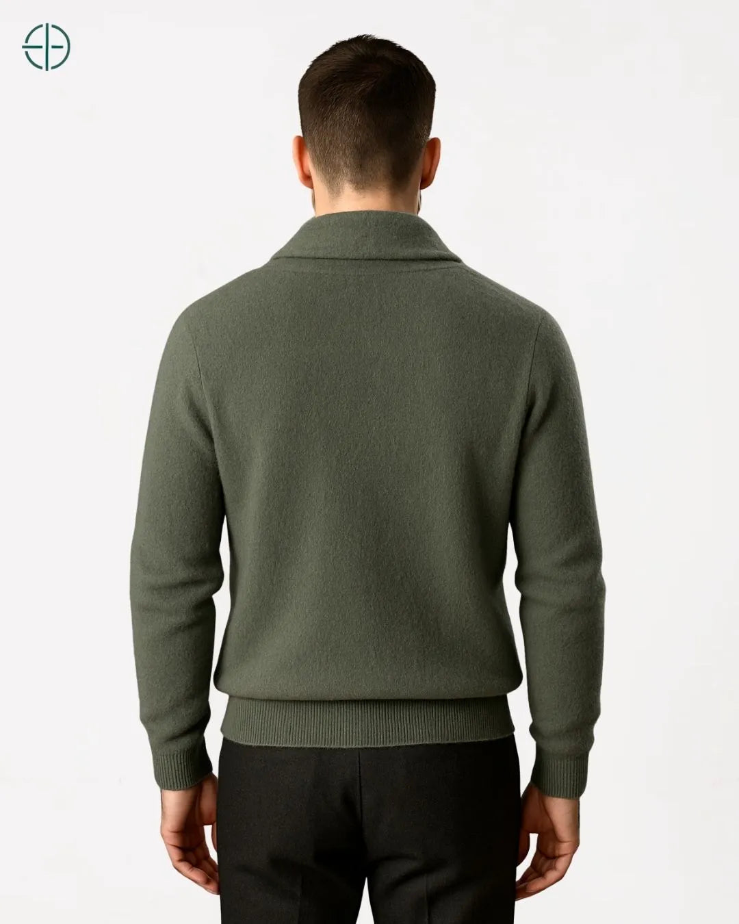 Peça posicionada sobre cadeira de madeira, iluminação suave