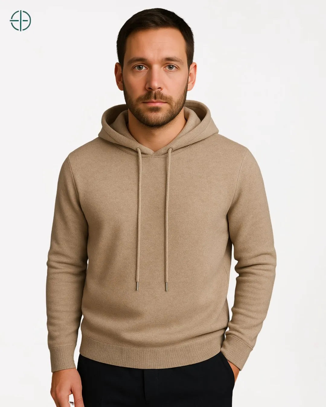 Suéter masculino com capuz, 100% caxemira, mostrando caimento sofisticado.

