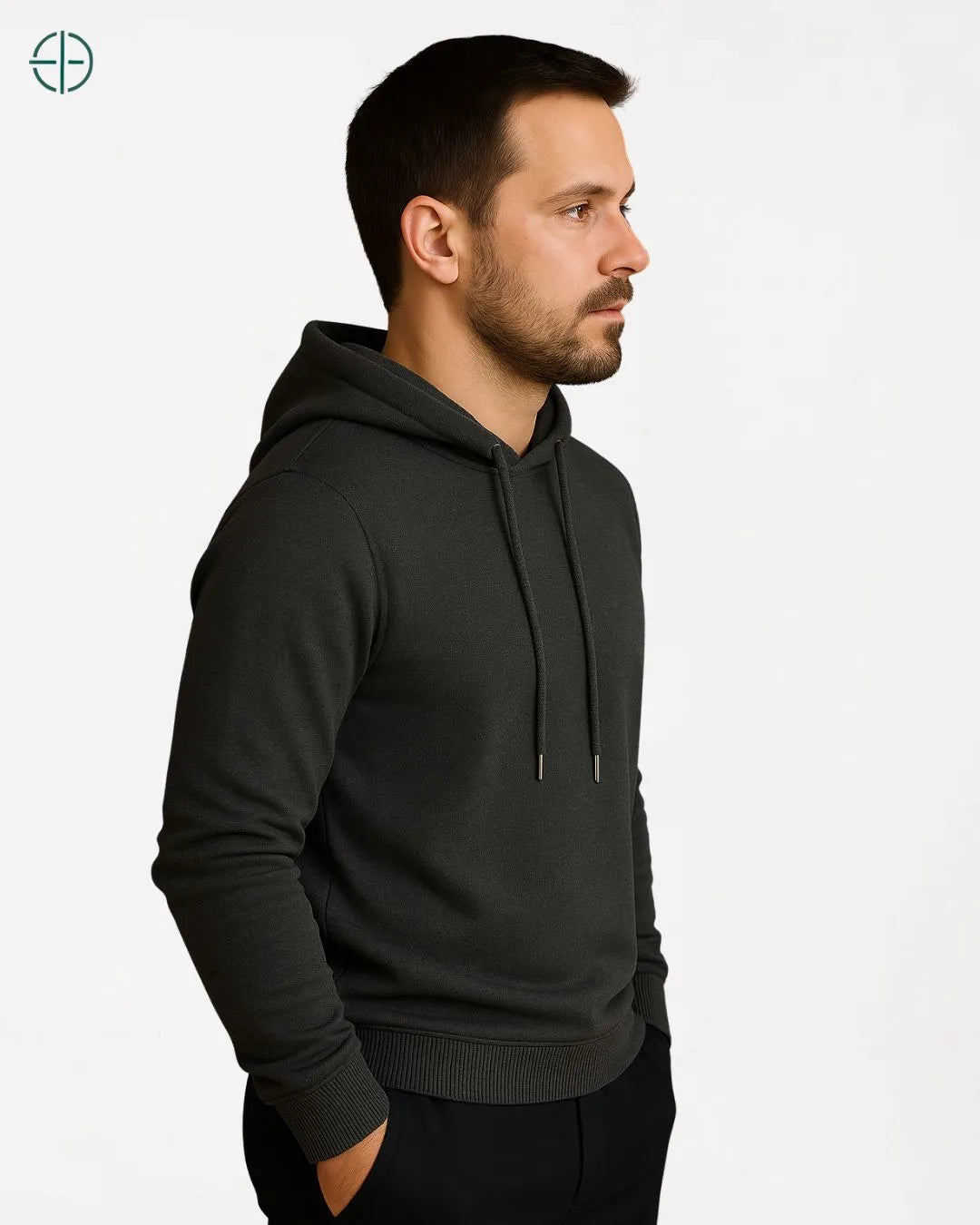 Look clean e minimalista com suéter de capuz em tom sóbrio, para o homem sofisticado.

