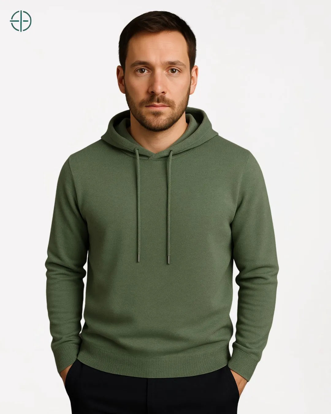 Look masculino discreto e elegante com suéter de capuz Rest Money.

