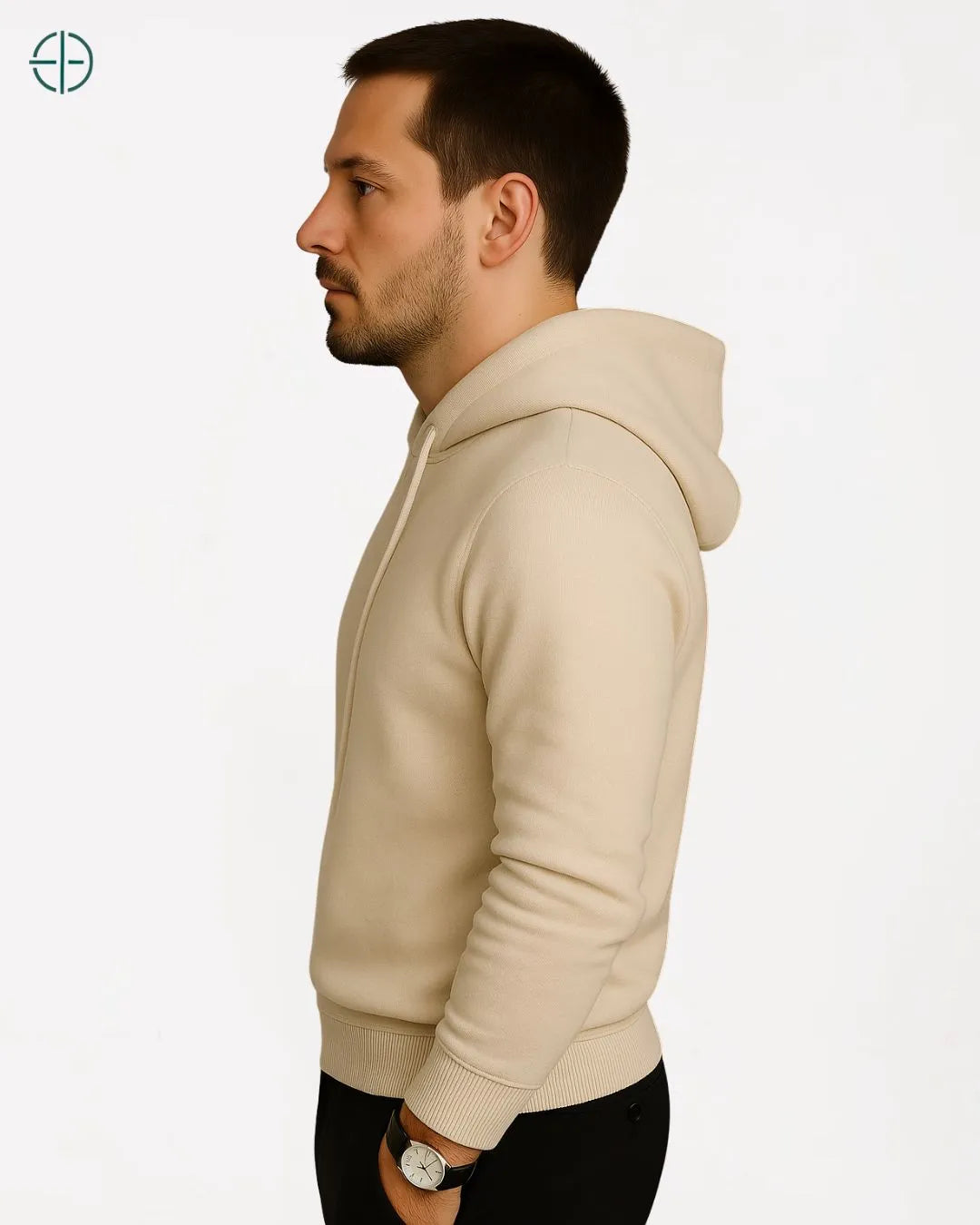 Modelo masculino com suéter de capuz 100% caxemira, visual clássico e minimalista.

