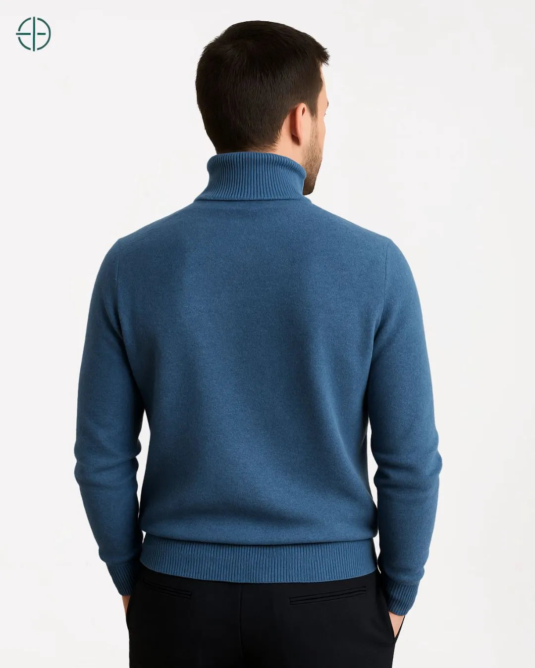 Gola estruturada do suéter de veludo caxemira, conferindo sofisticação ao look

