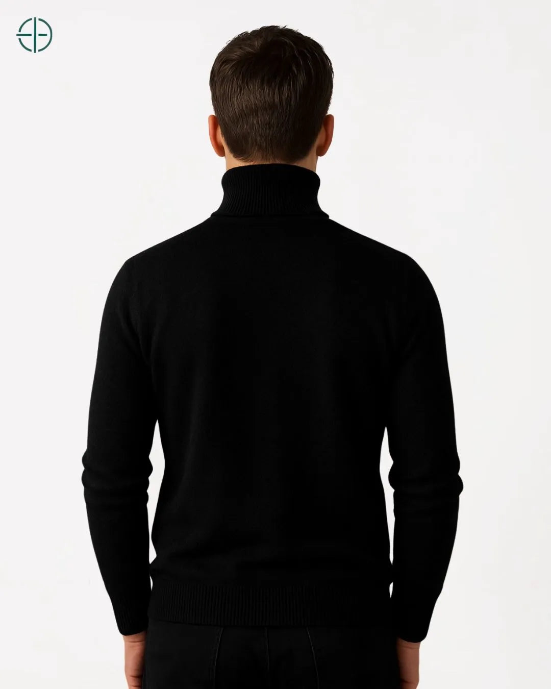 Homem posando com suéter de veludo, calça social e relógio clássico, estilo atemporal


